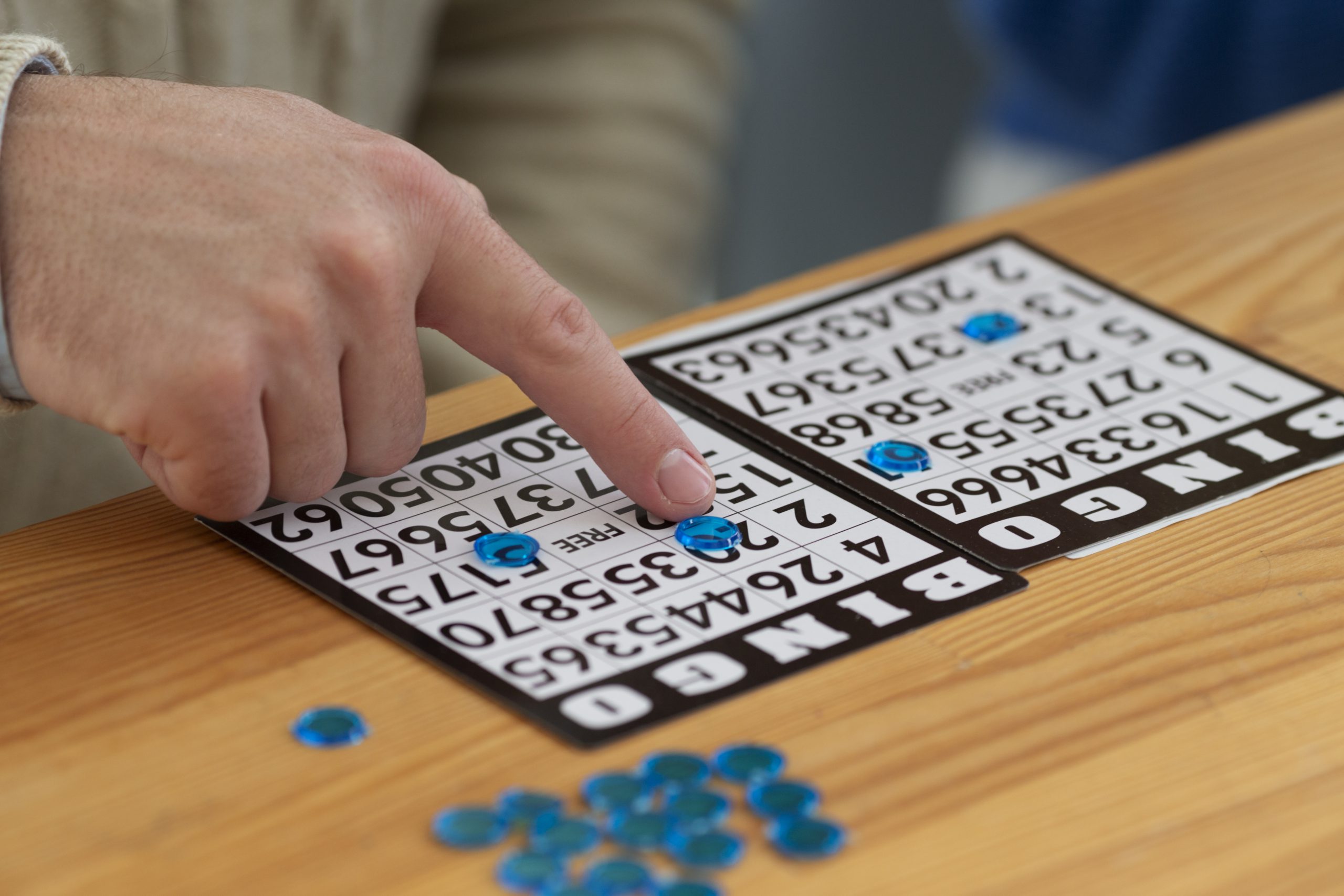 cerrar-mano-jugando-bingo